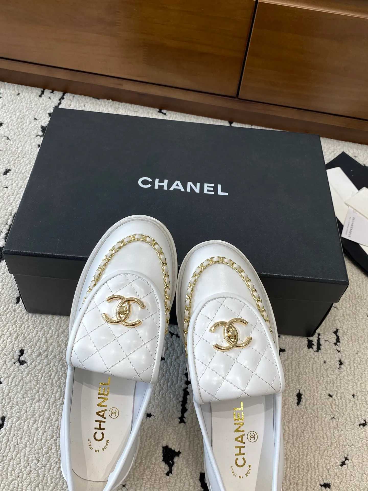 👟👟Ex-factory price 620👟👟 High version 🍀 The official website is updated simultaneously with the high version, CHANEL Chanel's new early spring top autumn shoes series____________ The must-have hot style for spring fragrances, the goddess series, with the elegant and ladylike temperament of fragrances, super attractive, irresistible, heart-beating... ▪️The upper is imported cowhide/butter/patent leather, high-end and texture ➕Original molded hardware buckle ➕Electric embroidery ▪️The lining is imported lambskin, soft and comfortable ▪️Original molded version, Italian genuine leather outsole🇮🇹 ▪️Number of codes: 34-42 (34 40 41 42 is custom-made, non-refundable and non-exchangeable) Multiple colors are available, you can also place an order with the picture BUY NOW 👉 BUY NOW 👉 BUY NOW 👉 BUY NOW 👉